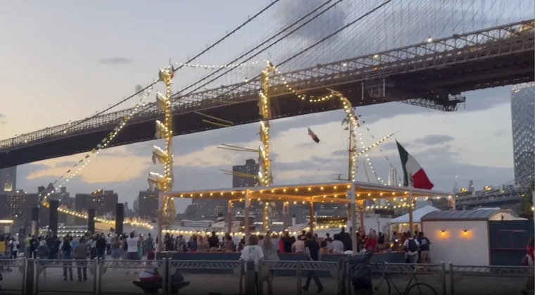 Dos muertos y más de una docena de heridos deja choque de buque escuela de Marina mexicana contra el puente de Brooklyn